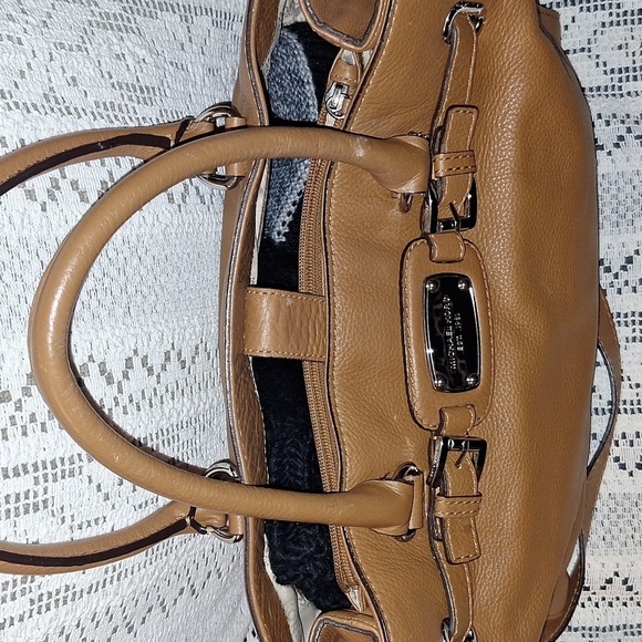 Michael Kors Brown Gold Tote with Luxurious Leather and Structured Design - Picture 4 of 11